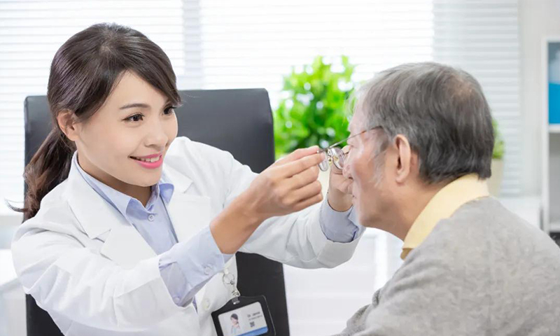 剛進(jìn)入40歲，你能接受戴老花鏡嗎？