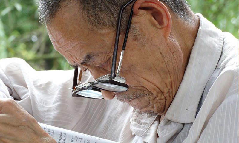 選配老花鏡掌握六個(gè)關(guān)鍵點(diǎn)，佩戴舒適不頭暈