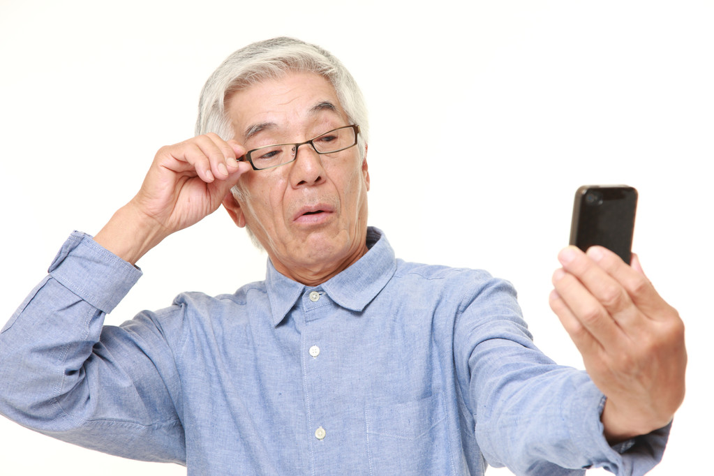 天天玩手機，老花眼可不慣著(zhù)你！