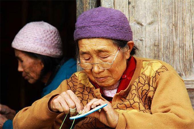 佩戴老花眼鏡，記住這四點(diǎn)，避免對眼睛造成傷害